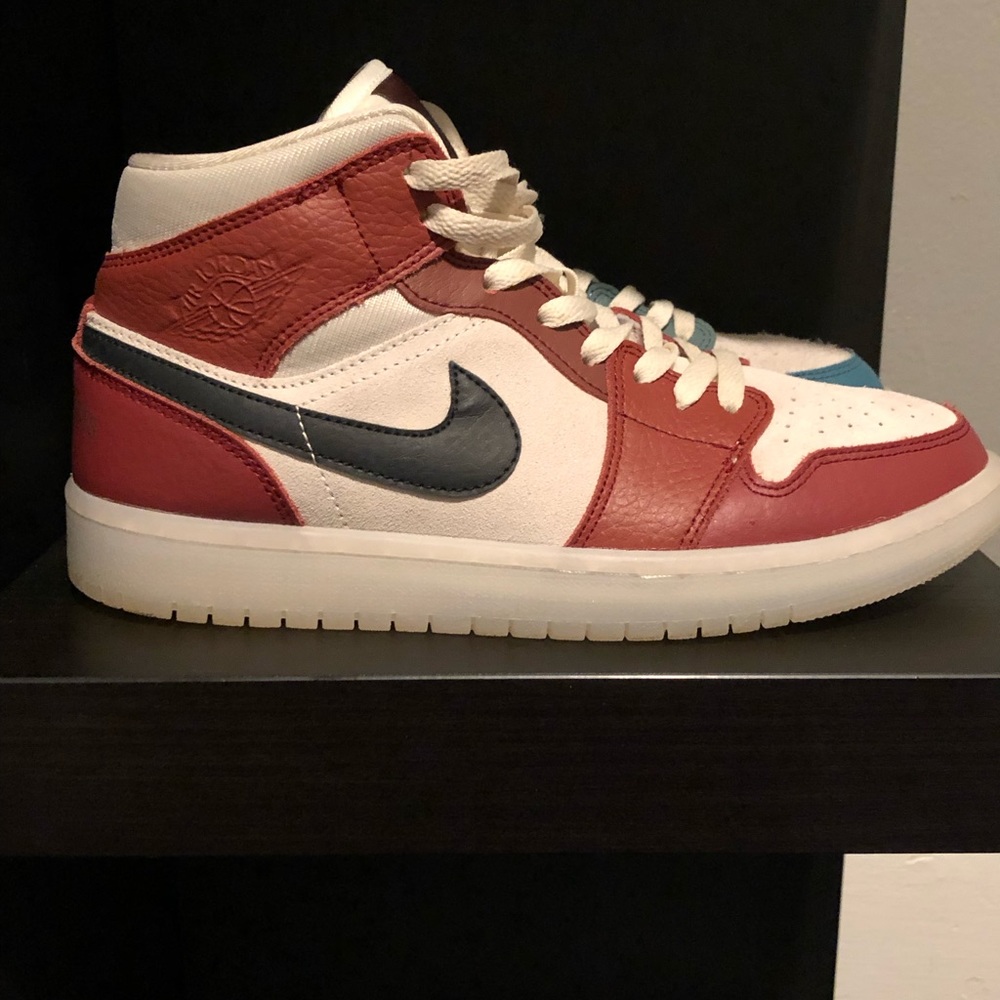 Jordan 1 Mid
Anti-Gravity Machines